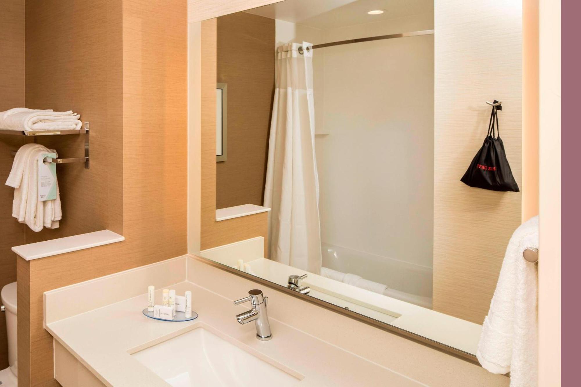 Hotel Fairfield & By Marriott Pittsburgh North/mccandless Crossing McCandless Township